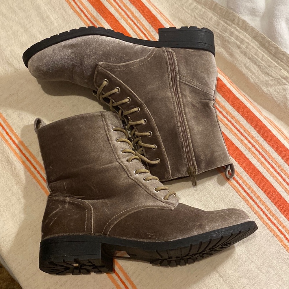 SMOKEY GREY VELVET COMBAT BOOTS SIZE 10